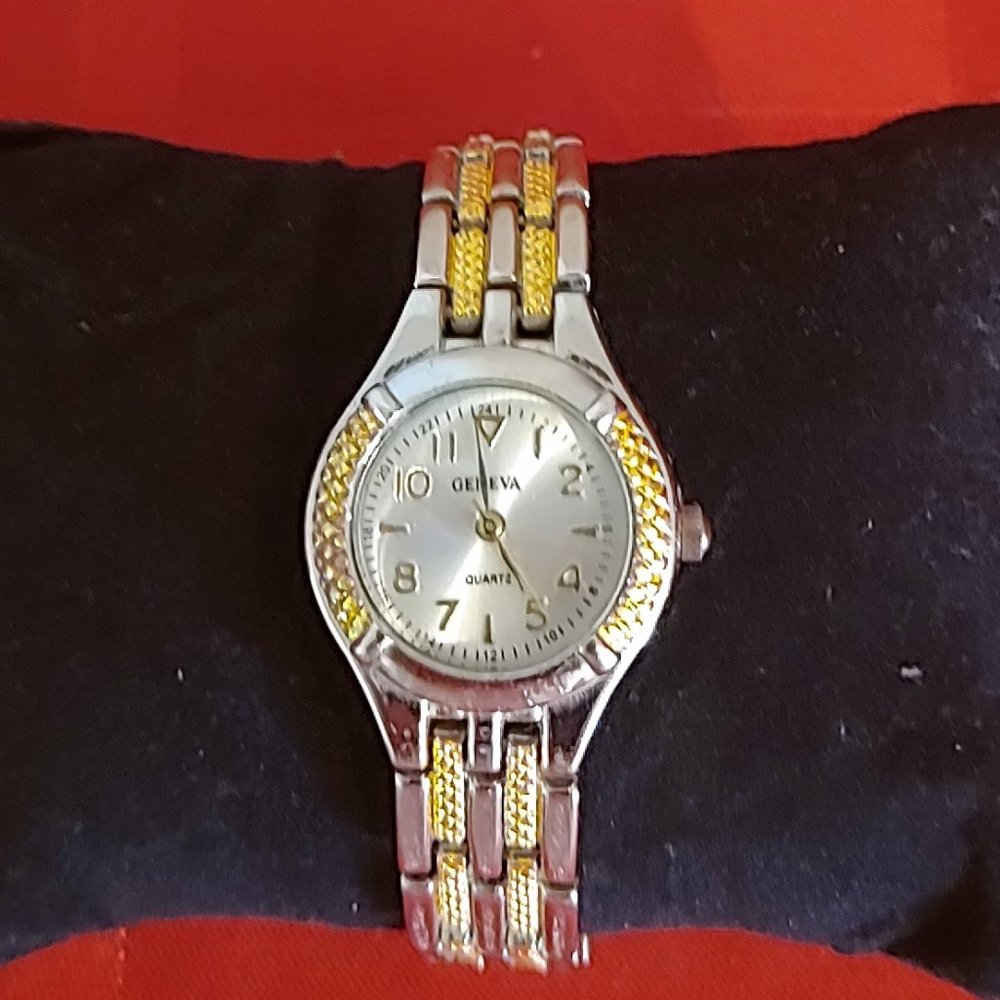 VINTAGE 1980'S, GENEVA  STAINLESS STEEL WRIST WATCH!!!